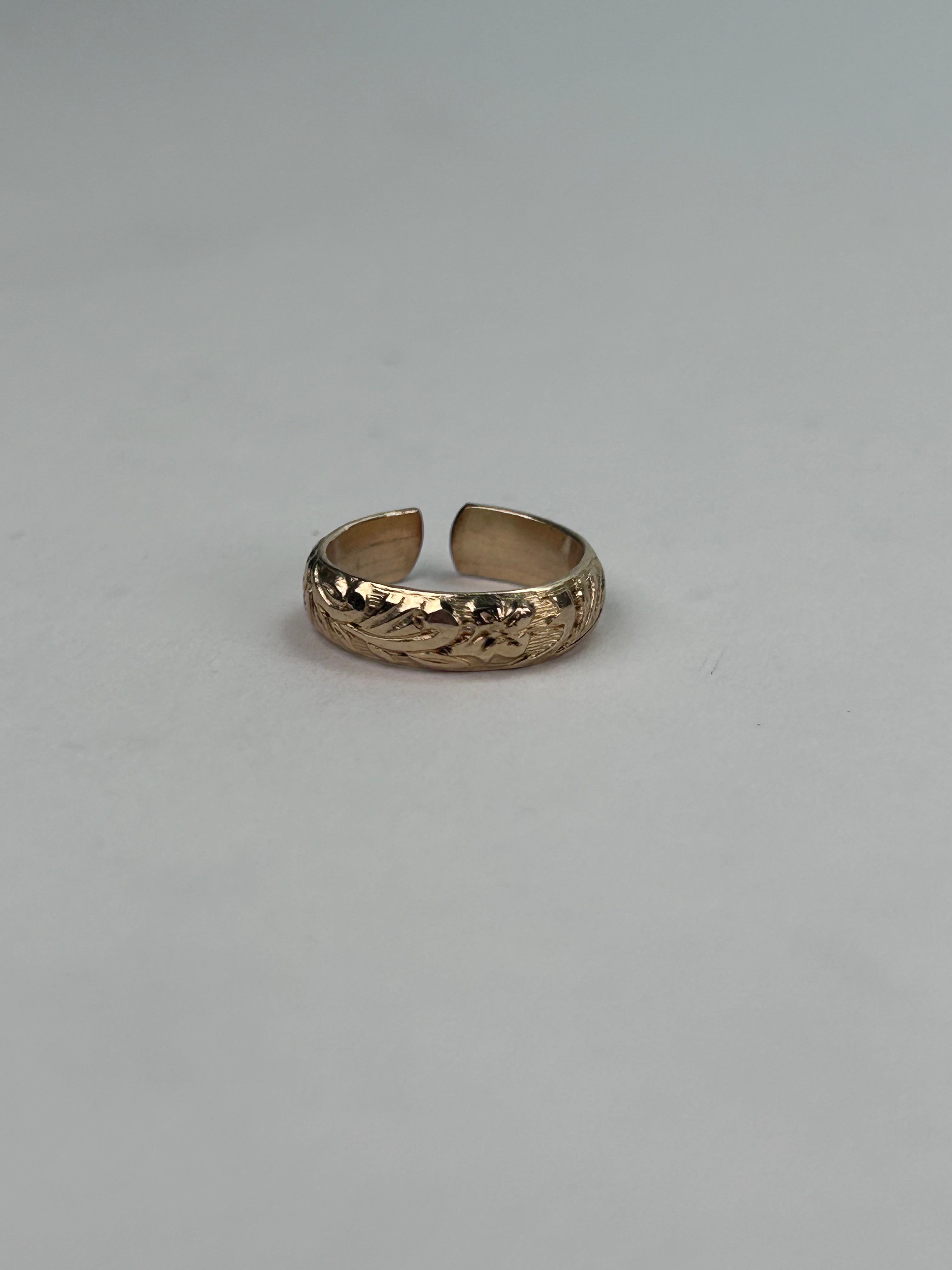 Gold Carved Toe Ring