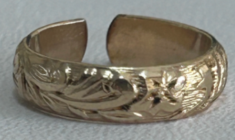 Gold Carved Toe Ring